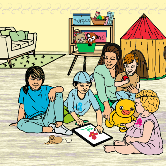 Eine Tagesmutter sitzt mit mehreren Kindern  auf dem Boden in einem Raum.  Die Kinder spielen zusammen.